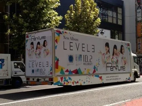 Perfume - Van publicitaria