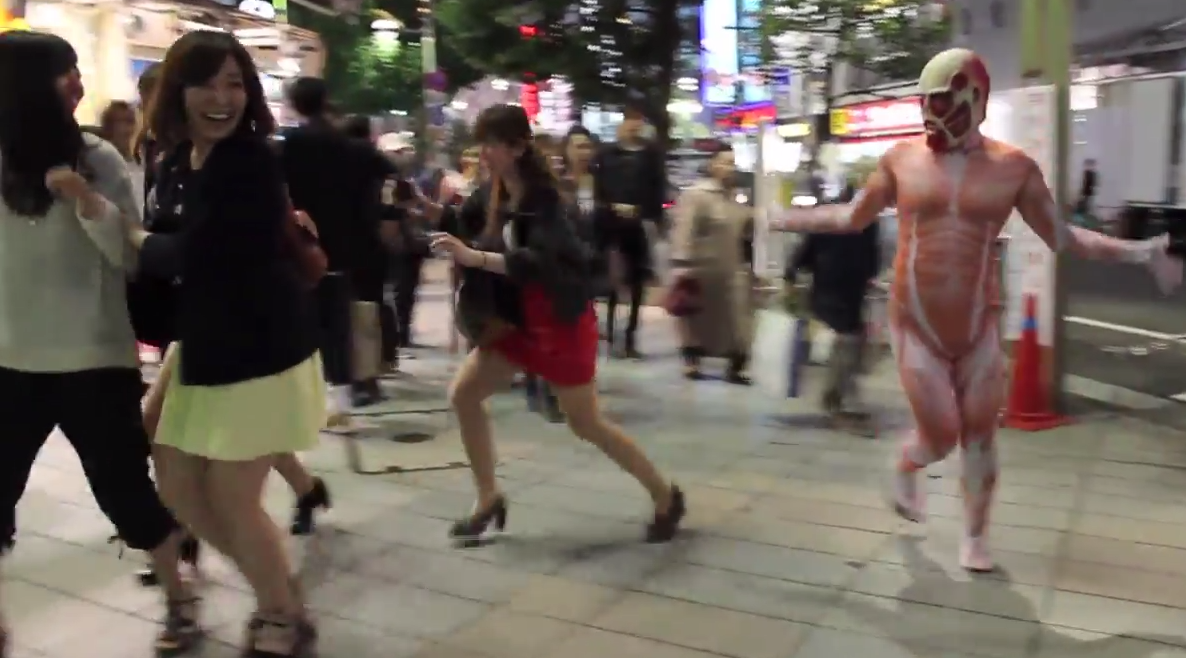 Attack on Tokyo: El titán colosal ¿bromeando?