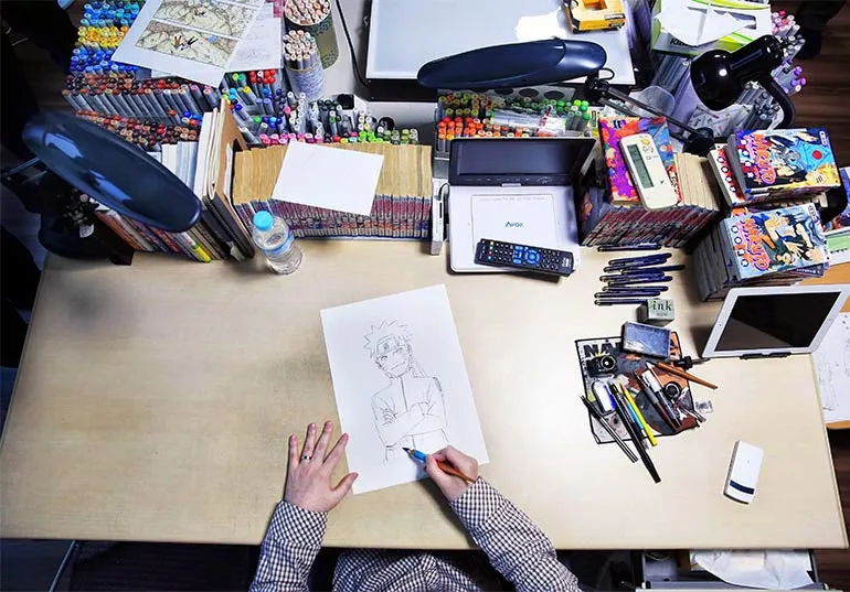 Masashi Kishimoto dibujando a Naruto en su estudio