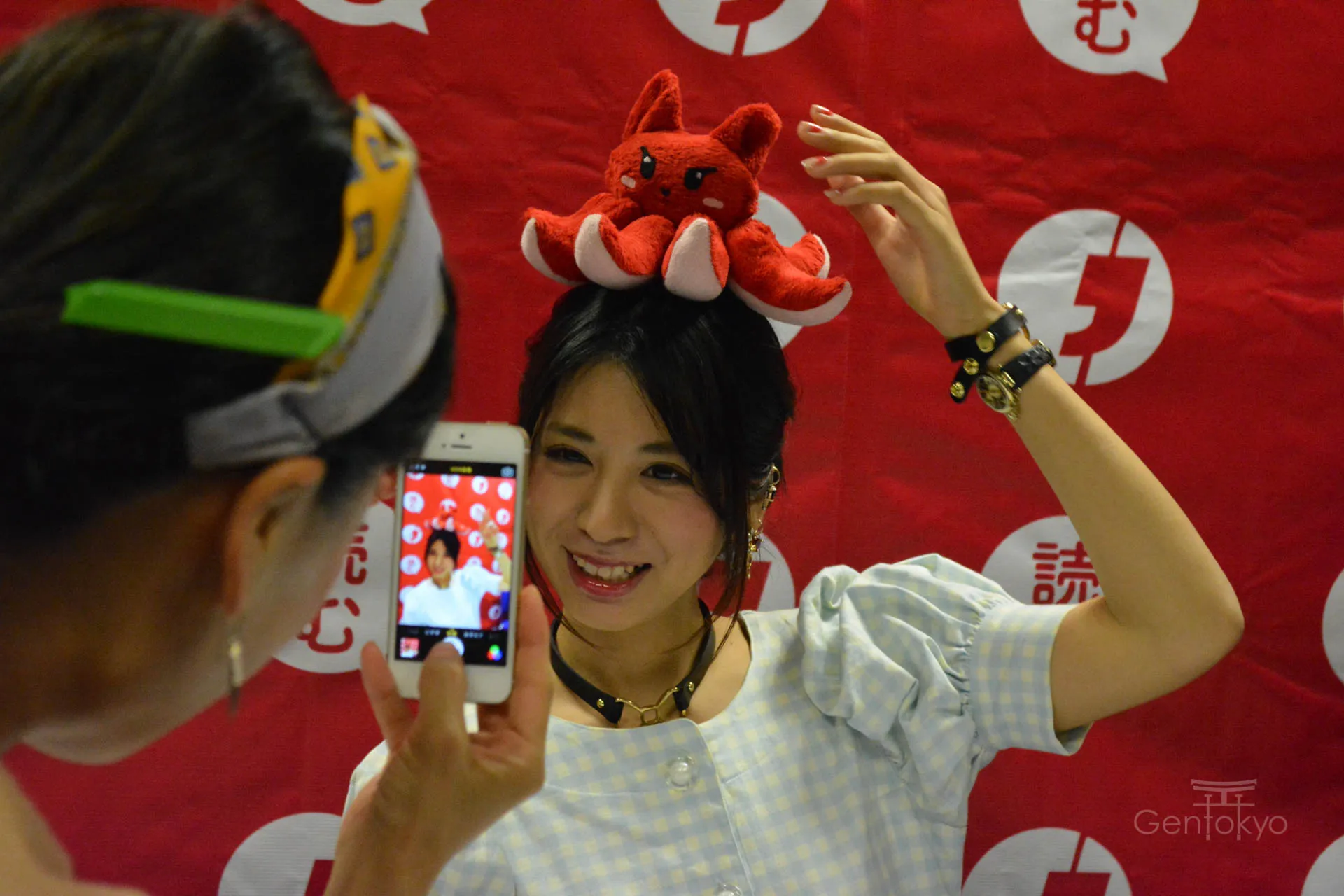 Kanon posando junto a TakoNeko, mascota de Koneko Radio. 